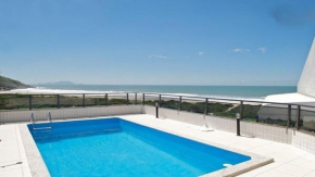 Lindo apartamento de cobertura de frente para o mar com piscina privativa!